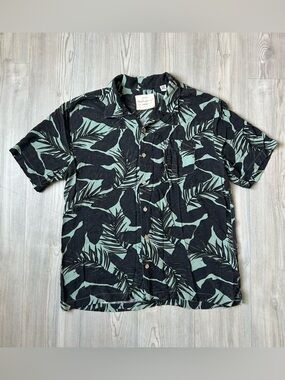 Short-Sleeve Tropical Print Button-Down Shirt in Black and Sage